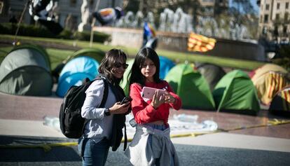 Dos turistas frente a la acampada de plaza Cataluña
 
 
 
 