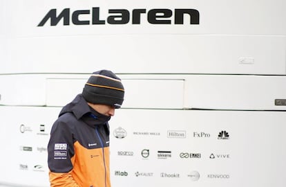 El piloto Lando Norris, en el box de McLaren.