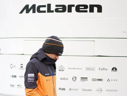 El piloto Lando Norris, en el box de McLaren.