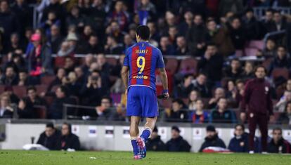 Luis Suárez se retira tras ser expulsado ante el Atlético.