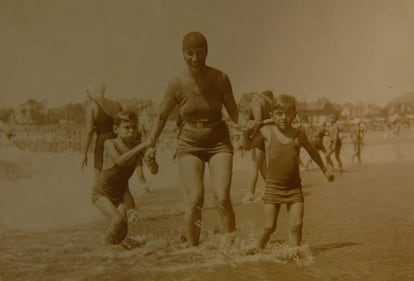 Ernesto y Roberto, de la mano de su madre Celia, durante unas vacaciones en Mar del Plata. En sus memorias, el Che llamó al mar como “mi gran amigo”.