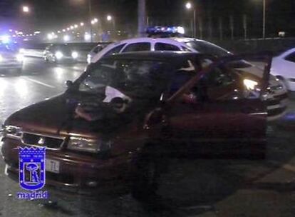 Estado en el que quedó el coche con el que un <i>kamikaze</i> drogado hirió ayer a nueve personas.