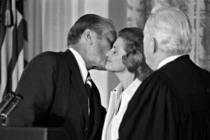El Presidente Gerald R. Ford besa a su esposa Betty, después ser juramentado como Presidente de los Estados Unidos por el Presidente de la Corte Suprema Warren Burger, el 9 de agosto de 1974.