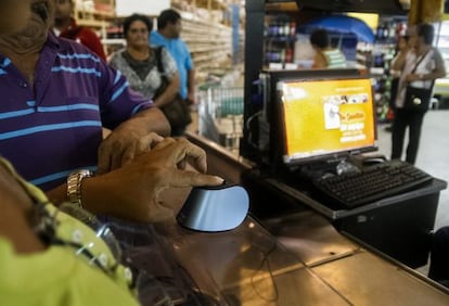 Clientes se identificam no sistema de compras biométrico em Maracaibo.