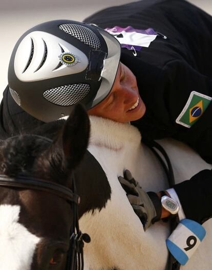 La brasileña Yane Marques abraza a su caballo tras terminar la prueba de hípica del pentatlón moderno.