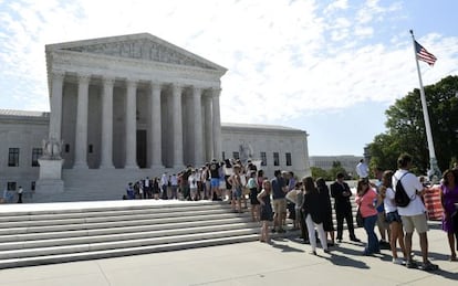 Pessoas esperando para entrar na Suprema Corte.