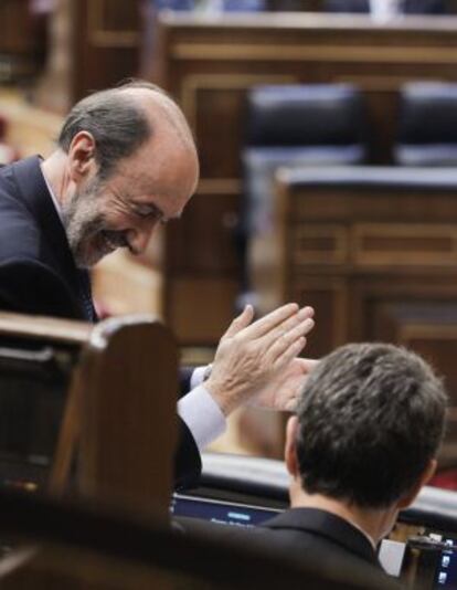 El vicepresidente primero del Gobierno, Alfredo Pérez Rubalcaba, aplaude una intervención de José Luis Rodríguez Zapatero.