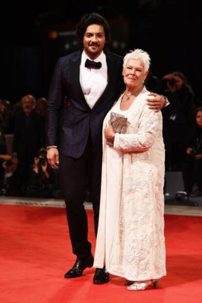 Los actores Judi Dench y Ali Fazal en el Festival de Cine de Venecia el 3 de septiembre.