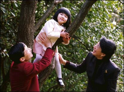 Naruhito y Masako juegan con su hija, la princesa Aiko, a punto de cumplir tres años, en 2004 en Tokio.