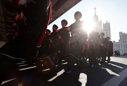 Cosacos rusos marchan durante el desfile militar por la plaza Roja de Moscú, este martes. La ceremonia militar conmemora la victoria de la Unión Soviética sobre la Alemania nazi en 1945, en lo que en Rusia sigue conociéndose como Gran Guerra Patriótica y en el resto del mundo como Segunda Guerra Mundial. Este martes se cumple el 78º aniversario del acontecimiento.