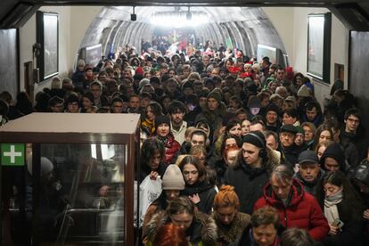 Ciudadanos se refugian en una estacin de metro durante una alarma de ataque areo en Kiev, este mircoles.