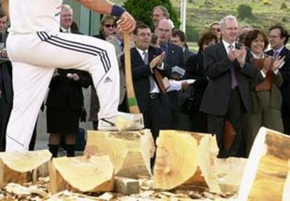 Ministros y altos cargos aplauden una exhibición de deporte vasco ayer en Sangüesa (Navarra).