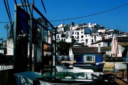 Tejados de Altea desde el hotel La Serena. Las sillas son de Ron Arad.