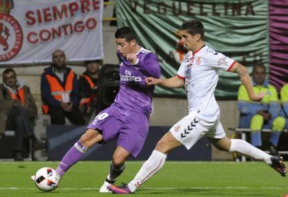 James centra un bal&oacute;n durante el partido contra la Cultural Leonesa.