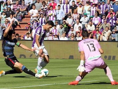 Javi Guerra remata a portería ante Roberto