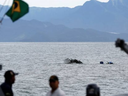 Equipes de resgate próximo aos destroços do avião, na sexta-feira