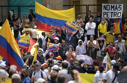 Los gritos de las protestas repudiaban acciones e iniciativas del Gobierno como la reforma tributaria, el aumento del precio de los combustibles y el incremento a los impuestos por plásticos de un solo uso. En la imagen, manifestantes en Bogotá. 