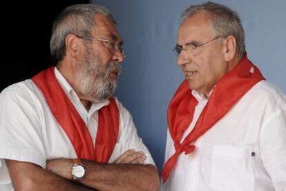 El secretario general de UGT, Cándido Méndez, y el ex vicepresidente del Gobierno Alfonso Guerra, durante la tradicional fiesta minera celebrada en la localidad leonesa de Rodiezmo (León).