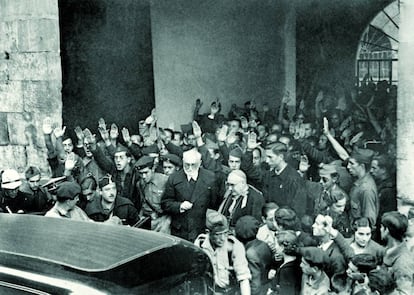 Miguel de Unamuno, a la salida del acto en el Paraninfo de la Universidad de Salamanca en octubre de 1936.