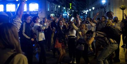 Ambiente en la Puerta del Sol de Madrid este domingo, tras el fin del estado de alarma.