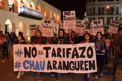 Manifestantes en Salta exigen la dimisión del ministro de Energía, Juan José Aranguren, por el tarifazo. La impopular medida ha provocado un fuerte desgaste político de Aranguren, expresidente de la filial argentina de la multinacional petrolera Shell.