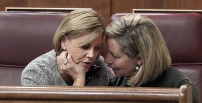 Mar&iacute;a Dolores de Cospedal y Ana Oramas (CC), este martes en el Congreso.