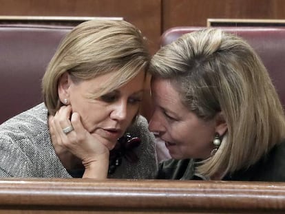 Mar&iacute;a Dolores de Cospedal y Ana Oramas (CC), este martes en el Congreso.