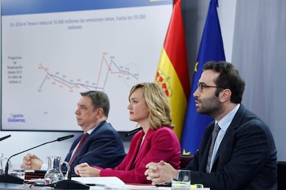 La ministra de Educación, Formación Profesional y Deportes y portavoz del Gobierno, Pilar Alegría (c), junto a los ministros de Agricultura, Luis Planas (i) y de Economía, Carlos Cuerpo.