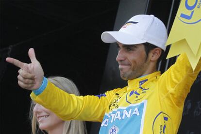 Contador celebra en el podio de Bagnères de Luchon la consecución del <i>maillot</i> amarillo.