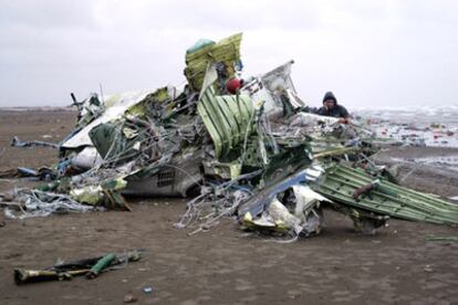 Restos del avión siniestrado en diciembre pasado en el mar Caspio, donde murieron los 23 ocupantes.