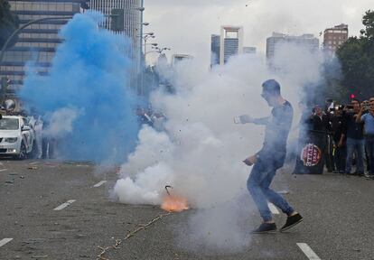 Un hombre graba la explosión de varios petardos en la manifestación de taxistas.