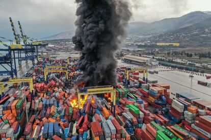 Varios contenedores arden tras el terremoto en el puerto de Hatay, Turquía. 