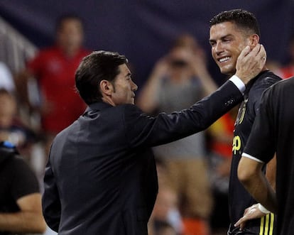 El entrenador del Valencia, Marcelino García consuela a Cristiano Ronaldo.