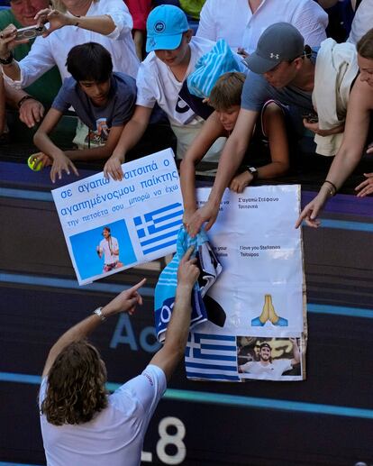 Tsitsipas firma autógrafos a aficionados griegos.