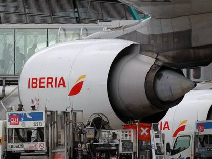 Labores de mantenimiento de un avión de Iberia.