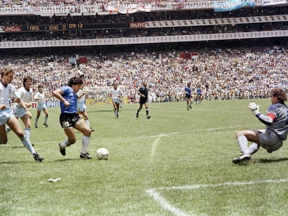 Diego Armando Maradona, tras regatear al defensa inglés Terry Butcher encara al portero Peter Shilton en los cuartos de final del Mundial de México, en junio de 1986.