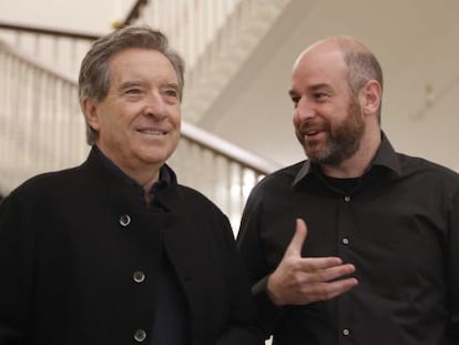 El periodista Iñaki Gabilondo, junto al director de la Filmoteca Vasca, Joxean Fernández.