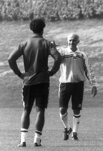 Sacchi habla con Rijkaard durante la etapa de ambos en el Milan.