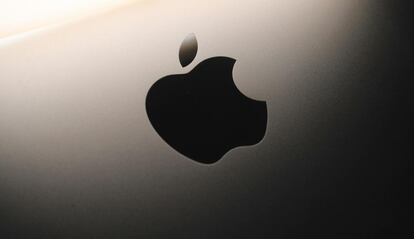 Logo de Apple de color negro en un fondo gris