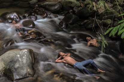 Jóvenes se refrescan en las aguas de un río en Hulu Langat (Malasia).