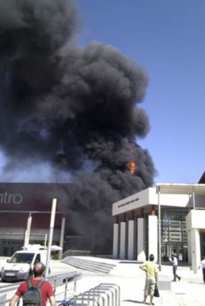 El centro comercial de Rivas ardiendo.