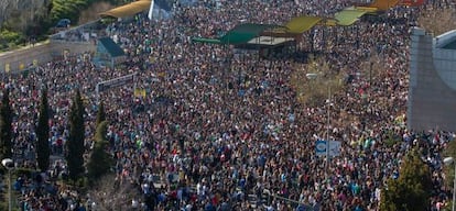 Muchedumbre de j&oacute;venes, en la fiesta de Granada.