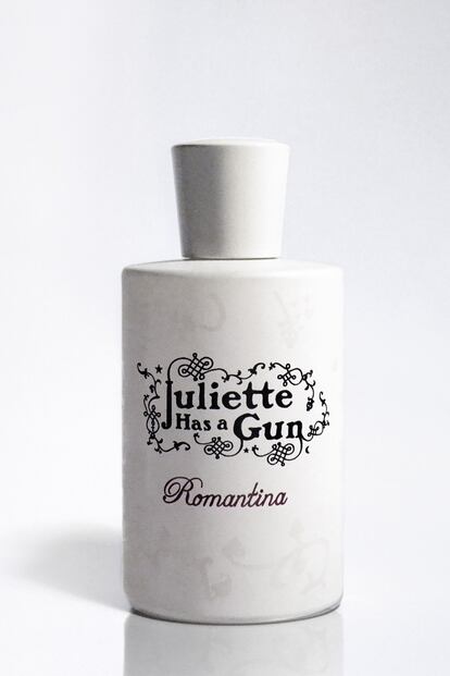 El nuevo perfume de Juliette has a gun es, como lo describen ellos mismos, "una oda a la despreocupación". Así que déjate llevar por Romantina y su desenfadada fragancia a base de jazmín, rosa e iris, flores blancas que aportan delicadeza pero que se combinan con vainilla y pachulí. Por 69 euros puedes tener el envase de 50 euros.