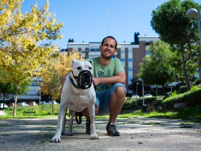 Carlos García Arcos hoy con su perro Bili Joe, mezcla de pit bull y dogo argentino, al que educó después de ser maltratado.