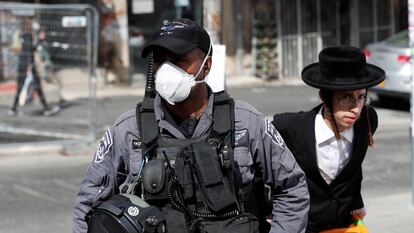 Un policía vigila el distrito ultraortodoxo de Mea Shearim, el martes en Jerusalén.