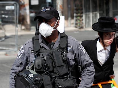 Un policía vigila el distrito ultraortodoxo de Mea Shearim, el martes en Jerusalén.