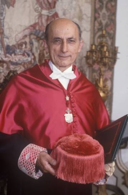 Sánchez Bella recibe la Medalla de Oro de la Universidad de Navarra en 1990.