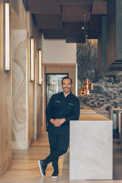 Mario Sandoval, chef y propietario del restaurante Coque. Después del éxito del menú de 365 euros y el de 680 euros, está elaborando una nueva propuesta. Se llama Madrid y es su particular homenaje a la gastronomía madrileña, un recorrido desde el siglo XII a Felipe V.
