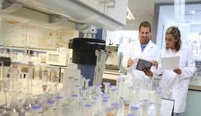 Una pareja de investigadores trabaja en uno de los laboratorios de la corporación Tecnalia.