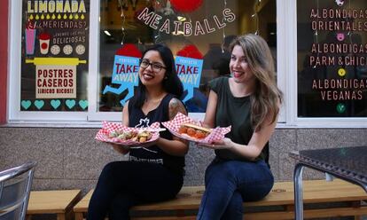 Bolero Meatballs ofrece solo albóndigas con distintas salsas.